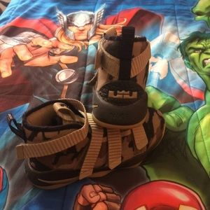 LeBron Soldier 11 kids size 13c